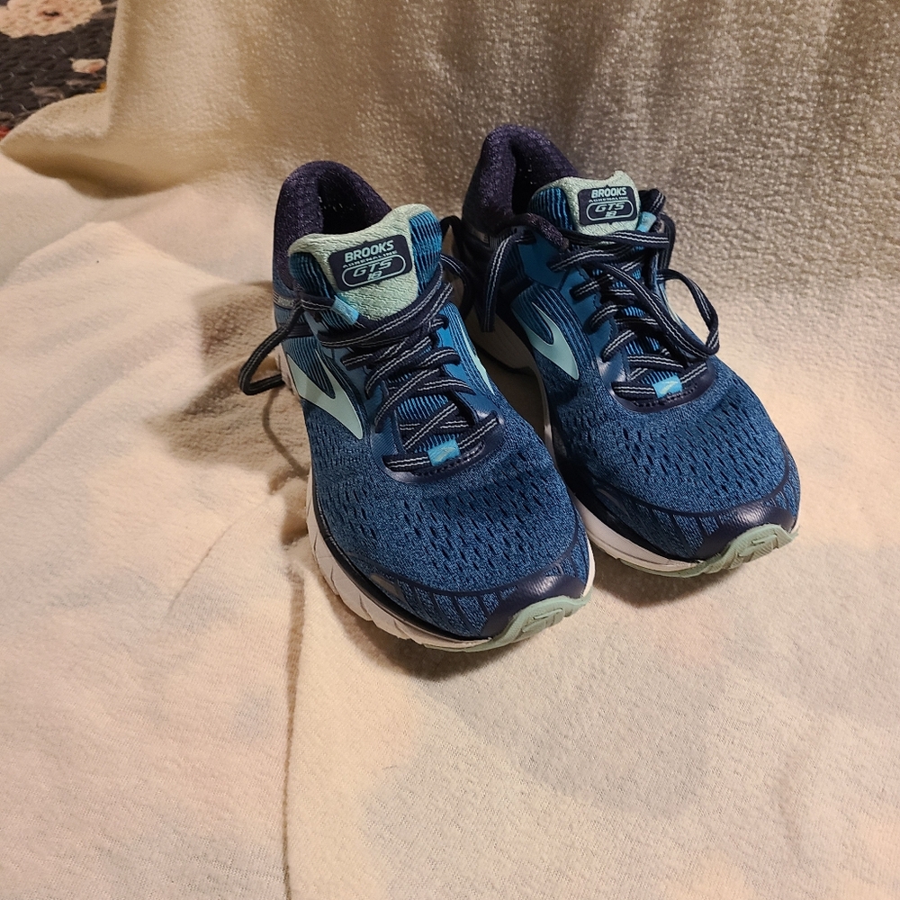 Brooks Blue and Black Sneakers Modern Athletic Design